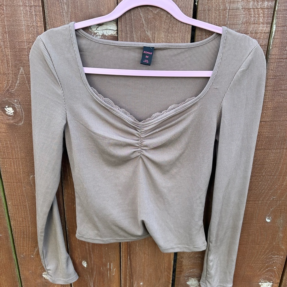 Cute brown open neck top🤎